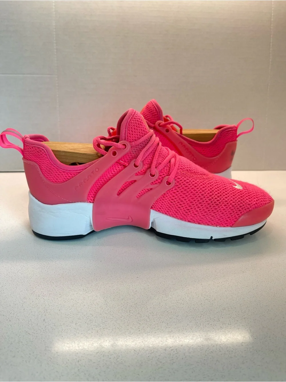 Nike Women’s Hot Pink Mesh Lace-Up Running Sneakers Size 6